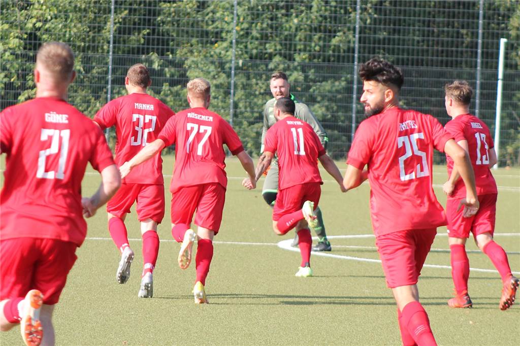 Später Ausgleich – TuRa verhindert Sieg des Kamener SC und ist trotzdem unzufrieden Riesenjubel: TuRa trifft ganz spät zum Ausgleich.