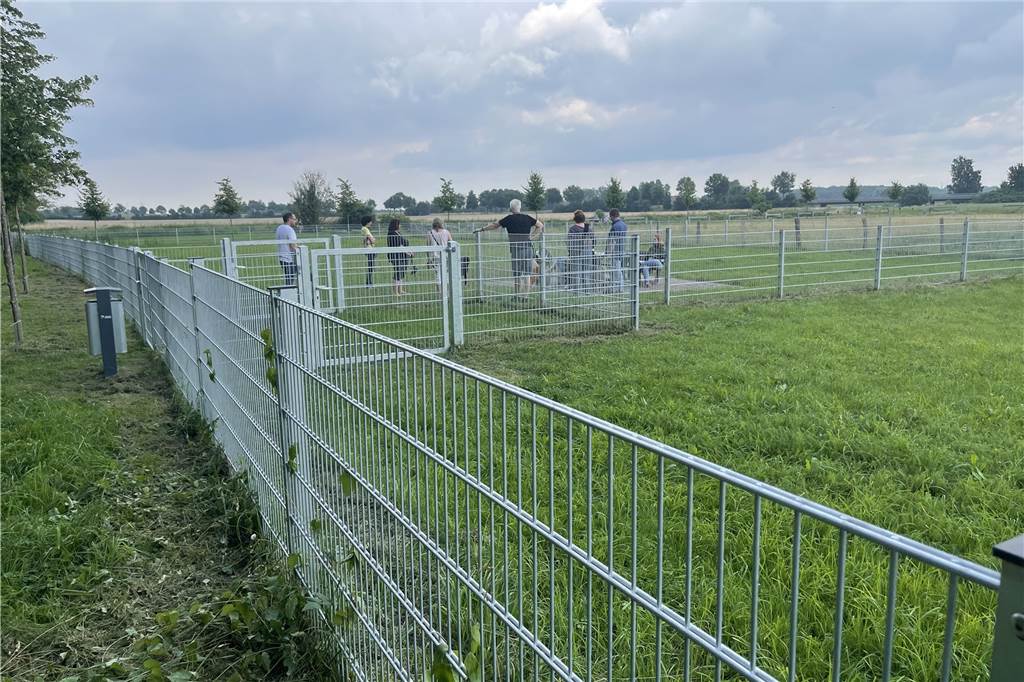 Glückliche Momente an der Stever - für Menschen und ihre Hunde Riesig ist der eingezäunte Bereich an der Stever. Er ist extra unterteilt, damit kleinere Hunde besser geschützt werden können.