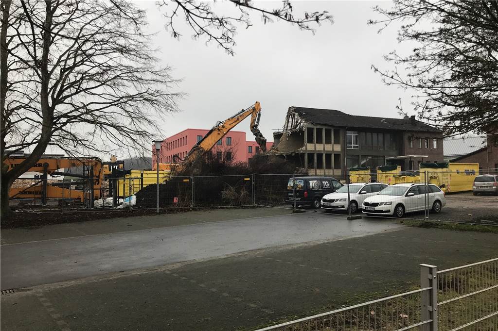 Riesige Abriss-Bagger knabbern am Gebäude der alten Hauptschule in Westerfilde. Das gibt den Blick frei auf den Neubau, der im Sommer zur Gesamtschule wird.