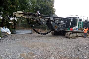Riesige Baumaschinen mit Großbohrern legen die zwischen 10 und 16 Meter tiefen Gruben für die Stromleitungen in Dortmund an.