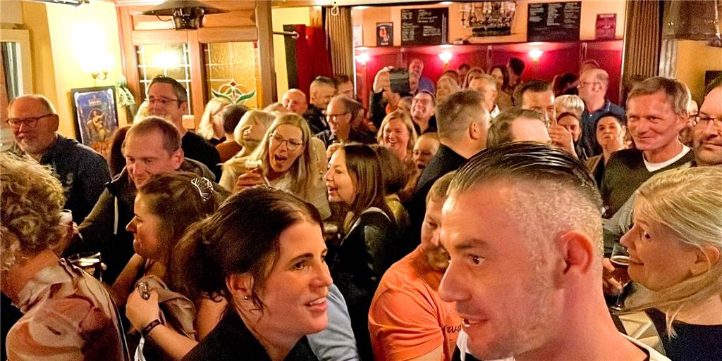 Viele Fotos: Kneipenfestival „Südlohn Oeding Live“ feiert Riesenerfolg Riesiger Andrang: Beim ersten "Südlohn Oeding Live", dem Festival in elf Kneipen wurden schon im Vorverkauf über 1100 Karten verkauft. 2023 soll es eine Neuauflage geben.