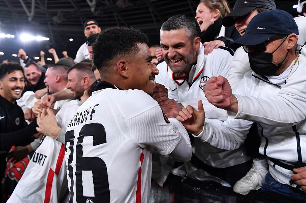 Eintracht-Flitzer Ansgar Knauff: So ist der BVB-Plan mit der Leihgabe Ansgar Knauff jubelt mit Frankfurt-Fans.