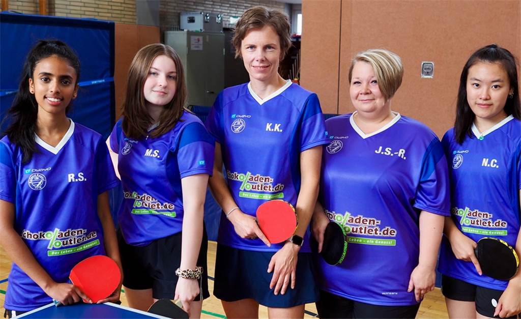 Junge Olympionikin Hend Zaza inspiriert Rauxeler Nachwuchs Rijetha Sivanenthiran (links), Mia Scharpenberg (2.v.l.) und Nikie Chien (rechts): Die drei 17-Jähirgen gehören zur 2019 neu gegründeten Frauen-Mannschaft der DJK Roland Rauxel um Kapitänin Katharina Kruse (Mitte) und Jessica Siersiecki-Rogge.