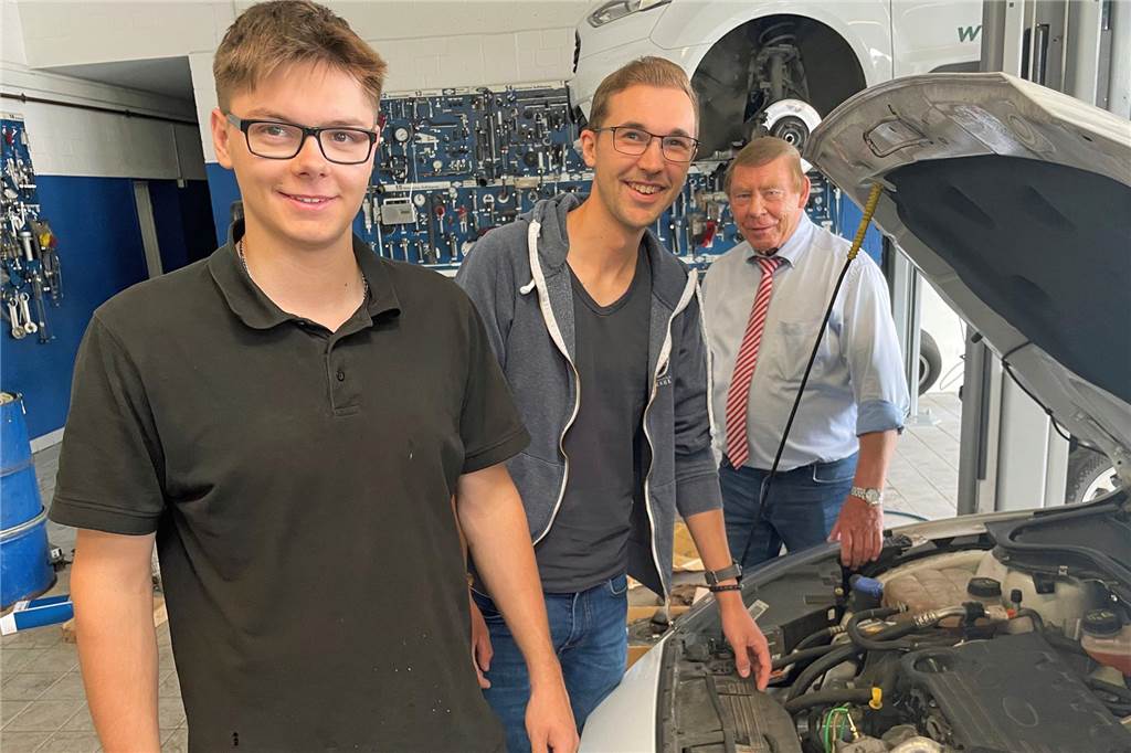 Autohaus Thiel: Geselle mit gutem Abschluss hält Betrieb die Treue Rikki Lohmann (l.) bleibt im Betrieb von Aloys Thiel (hinten), Mit-Geselle Max Beckers arbeitet wegen eines Wohnort-Wechsel in Richtung Hamburg künftig in einem anderen Autohaus.