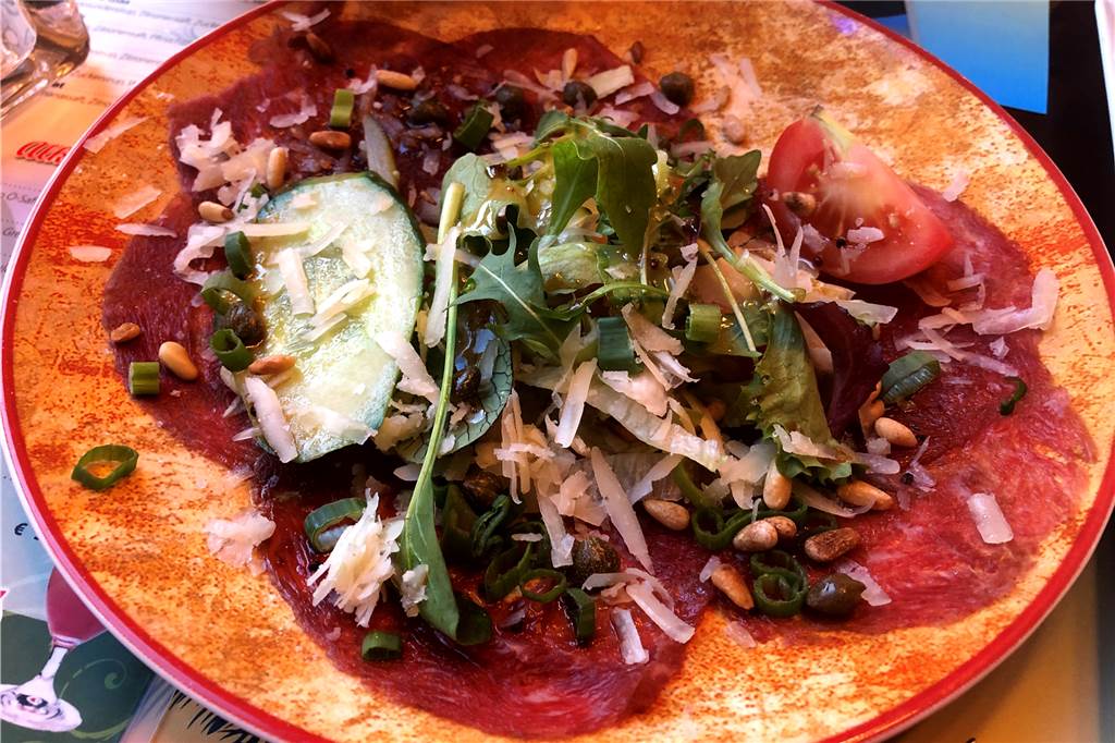 Im Copacabana schmeckt‘s gut – auch wenn es von Ahaus ein ganzes Stück bis Südamerika ist Rindercarpaccio mit Pinienkernen, Salat und Parmesan angerichtet.