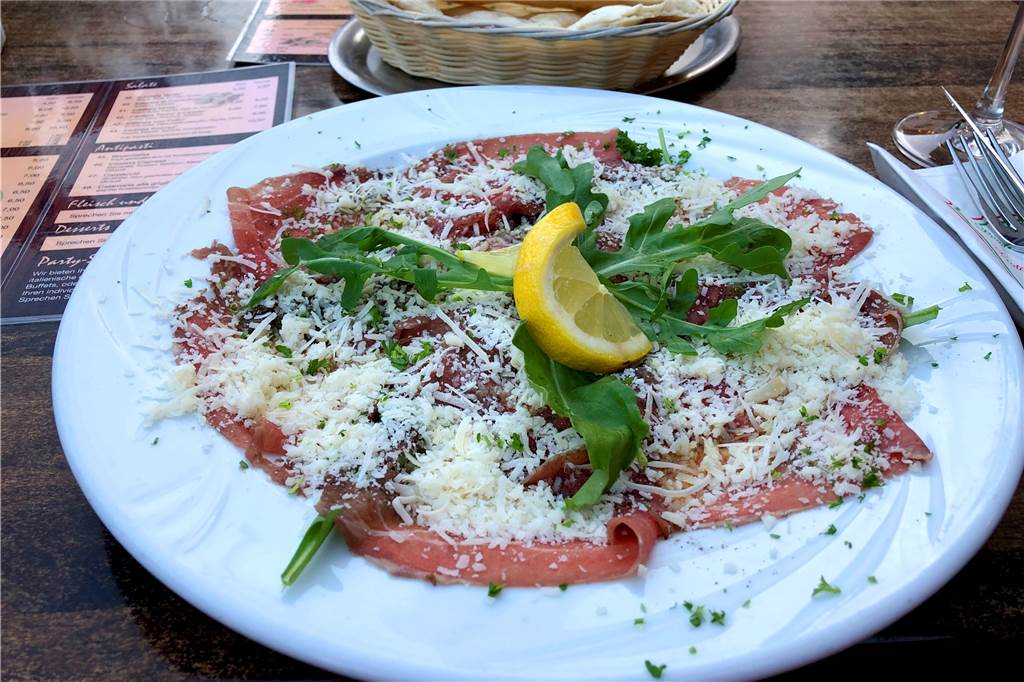 Jeckys in Wüllen ist die ehrliche wirklich gute kleine Pizzeria von nebenan Rindercarpaccio mit Ruccola und Parmesan