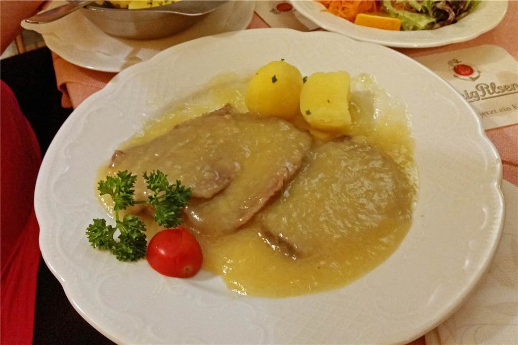 Schlemmen mitten im Grünen beim Traditionsgasthaus Voss in Quantwick Rindfleisch mit Zwiebelsoße und Beilagen