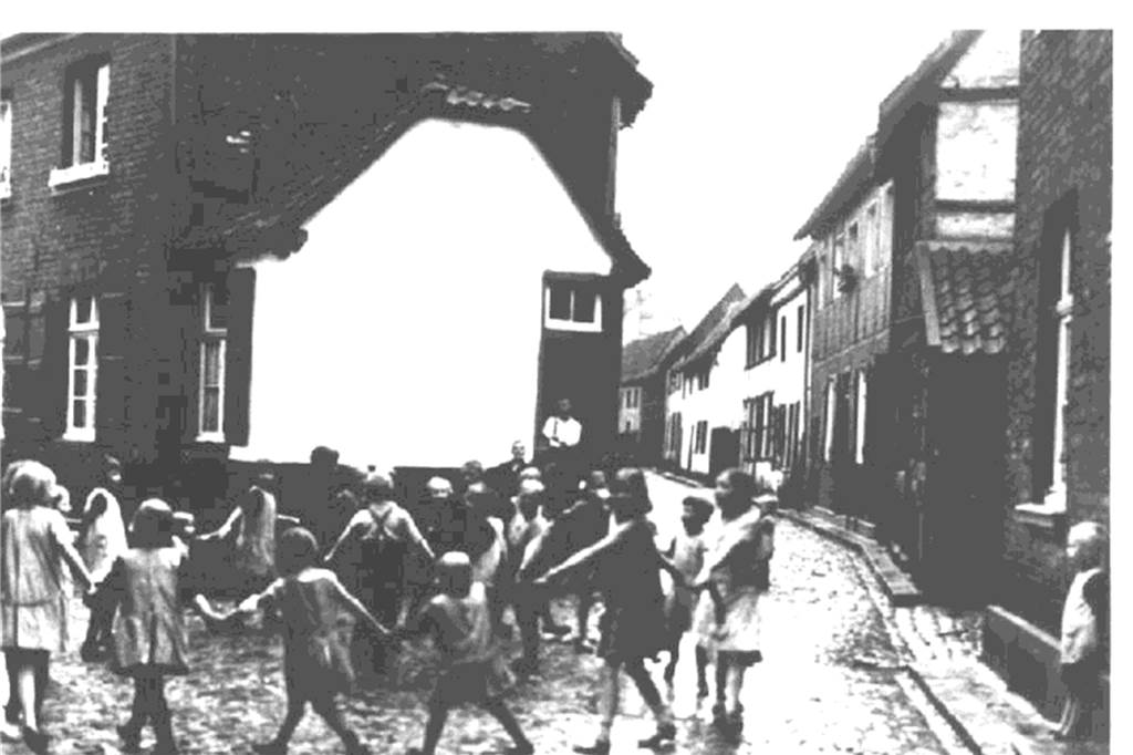 Historisches Haus Seidemann soll wieder glänzen Ringelreigen vor dem Seidenmann´schen Haus. Die Einmündung der Kappusstiege in den Ostgraben war offensichtlich ein beliebter Spielplatz für die Kinder der Nachbarschaft.