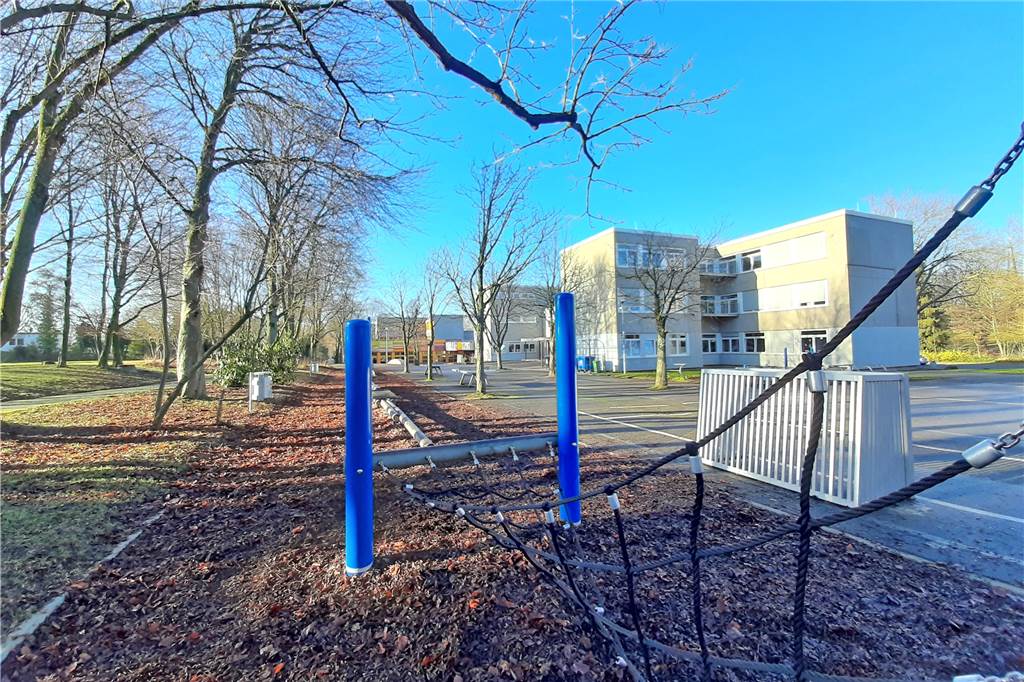 Rings um das Gebäude der Realschule gibt es ein großzügiges Außengelände mit Spielgeräten.