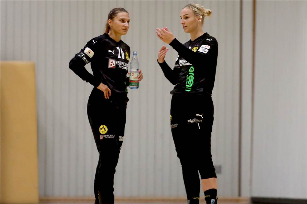 Weltmeisterin verlässt den BVB - Borussia Dortmund gegen Buxtehude findet in Oldenburg statt Rinka Duijndam (r.) wird kommende Saison nicht mehr für den BVB auflaufen. Auch Isabell Roch (l.) verlässt den Verein.
