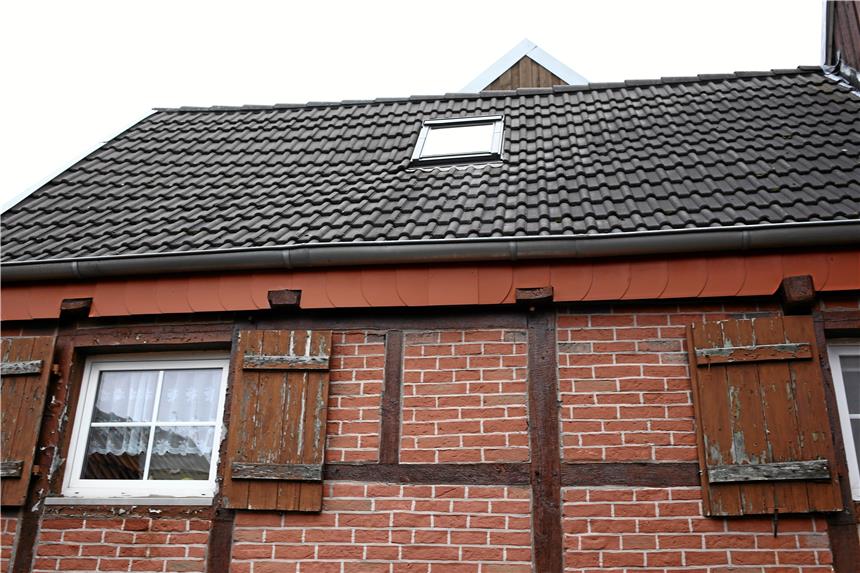 Dach könnte einstürzen – Eine Familie aus Herbern sitzt fest Risse in den Wänden und eine Wölbung im Dach erwecken nicht gerade Vertrauen. Beim nächsten Schnee könnte die Konstruktion zusammenbrechen, fürchten die Rehers, die sich in der aktuellen Situation nicht für die Zeitung fotografieren lassen wollten.