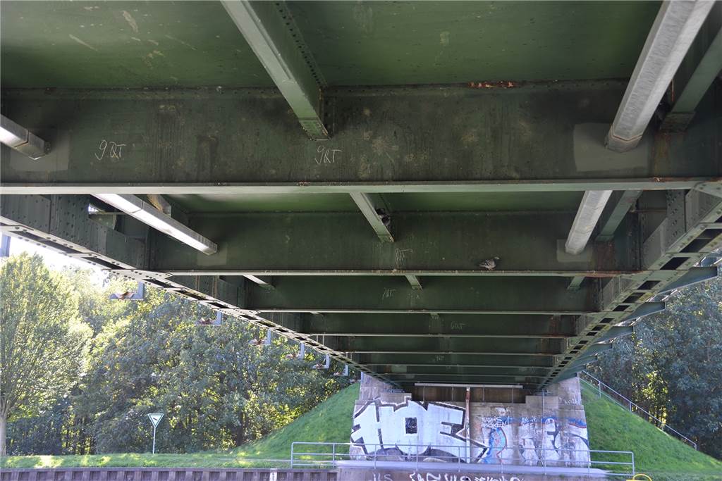 Marode Brücke: Kuriositäten und Verärgern helfen den Anwohnern nicht Risse in tragenden Bauteilen verbieten einen motorisierten Verkehr über die Schwieringhauser Brücke.
