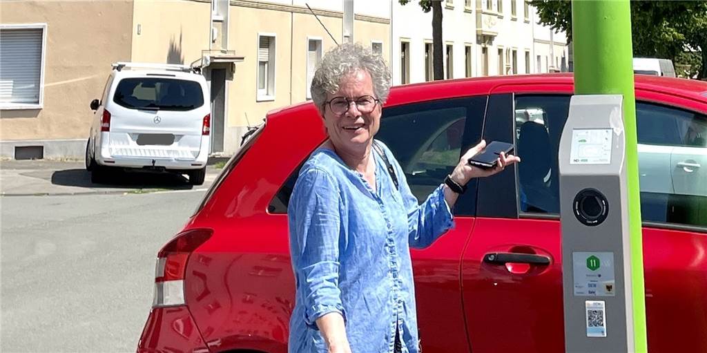 Rita-Maria Schwalgin muss oft viele Runden drehen, um eine freie und intakte Ladestation für ihr E-Auto zu finden.
