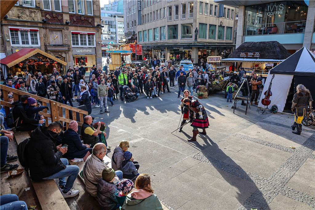 Generalprobe für Weihnachtsmarkt: Hansemarkt-Organisator zieht Bilanz Ein Ritter-Schaukampf beim Hansemarkt auf der Hansastraße in Dortmund
