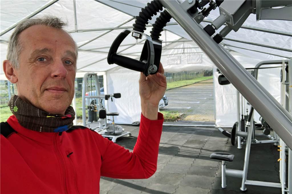 Schwitzen im Mini-Gym: Im Feel Fit in Werne kann wieder trainiert werden RN-Redaktionsleiter Jörg Heckenkamp hat das „Zelt-Training“ am Mittwochmorgen ausprobiert.