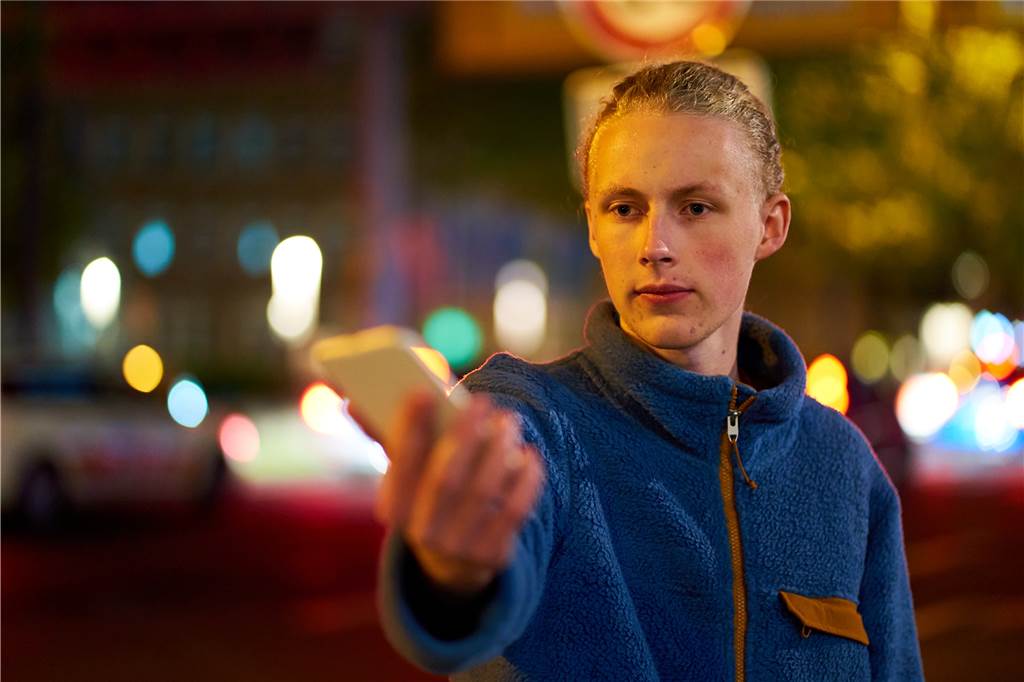 Diskussion um Lärmblitzer: So laut sind die Wall-Raser wirklich RN-Reporter Joscha Westerkamp misst die Lautstärke am Wall mit einer Smartphone-App.