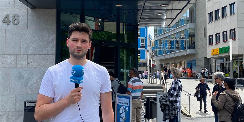 Re-Live: Ansturm auf 9-Euro-Ticket in Dortmund RN-Reporter Lukas Wittland vor dem Kundencenter von DSW21 an der Petrikirche in Dortmunds City