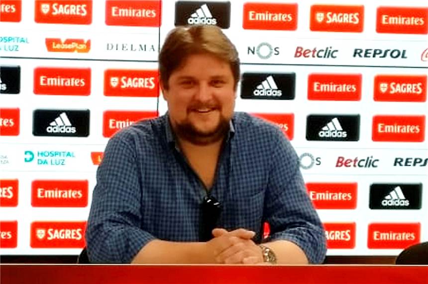 Glasgow Rangers statt Werder Bremen RN-Sportredakteur Dominik „dogu“ Gumprich, hier als Tourist im Presseraum von Benfica Lissabon. Auch im Urlaub darf der Fußball nicht zu kurz kommen. In York kam er es.