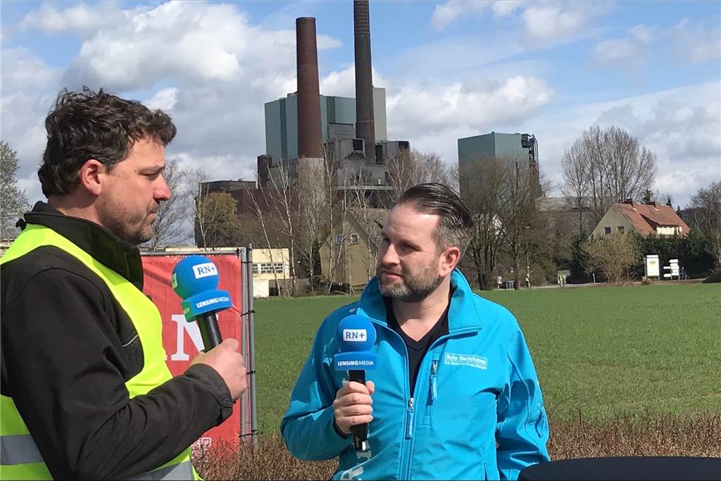 Sprengung des Steag-Kraftwerkes: Ein Tag zwischen Warten und Hektik RN-Videochef Daniel Börger (r.) im Gespräch mit Sprengmeister André Schewcow.