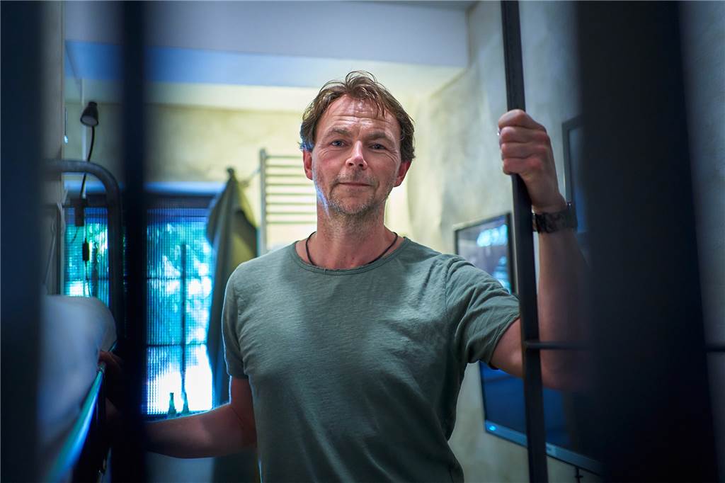 Dortmunds verrücktestes Hotel: Volker Kühnrich steckt seine Gäste in den Knast Roadstop-Geschäftsführer Volker Kühnrich in seinem Knastzimmer.