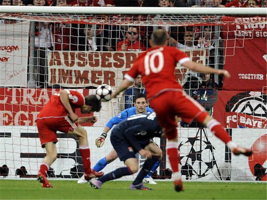 Olé Robben, oje Ribéry - Bayern «versetzen Berge» Robben (r) schießt den Ball zum 1:0 gegen Lyon-Torwart Lloris, leicht abgefälscht von Thomas Müller (l).