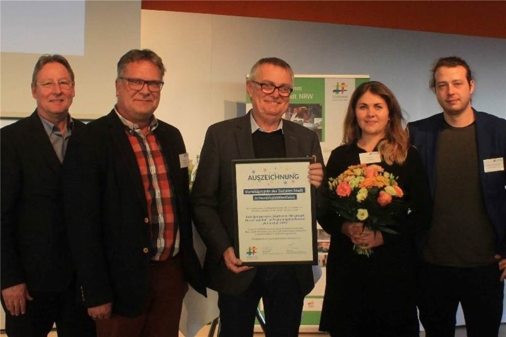 Stadt wurde für vorbildliches Projekt Stadtkrone/Bürgerpark Maria Lindenhof ausgezeichnet Robert Ambrée (Montag Stiftung Urbane Räume), Stefan Schwarz (Leiter des Amts für Stadterneuerung und Bodenmanagement der Stadt Essen), Holger Lohse (Technischer Beigeordneter der Stadt Dorsten), Hans Kratz (Vorsitzender Bürgerparkverein Maria Lindenhof e.V.), Mila Ellee (Referentin des Technischen Beigeordneten und Projektkoordinatorin), Birger Schwalvenberg (Geschäftsführer Agentur Schaukelbaum) und Carsten Tum (Geschäftsführer der Entwicklungsgesellschaft Duisburg).