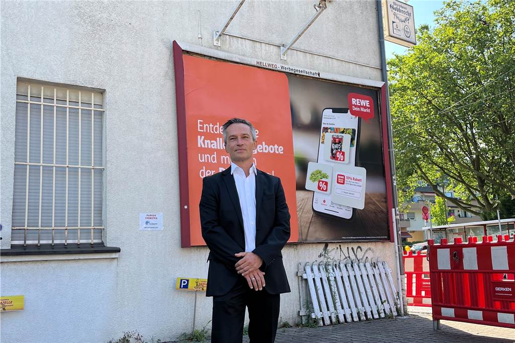 Abriss für Millionen-Projekt am Körner Hellweg beginnt Robert Brzezinski, einer der Geschäftsführer von Projekt Bau Rundholz, vor Ort am Körner Hellweg. Die geschlossene Kult-Kneipe hinter ihm wird abgerissen.