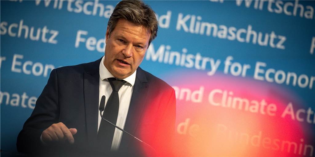 Habecks Appelle kommen an: Halterner wollen Gas sparen Robert Habeck (Bündnis 90/Die Grünen), Bundesminister für Wirtschaft und Klimaschutz, spricht bei einem Pressestatement zur Energie und Versorgungssicherheit. Im Vordergrund leuchtet die rote Aufnahmelampe einer TV-Kamera.