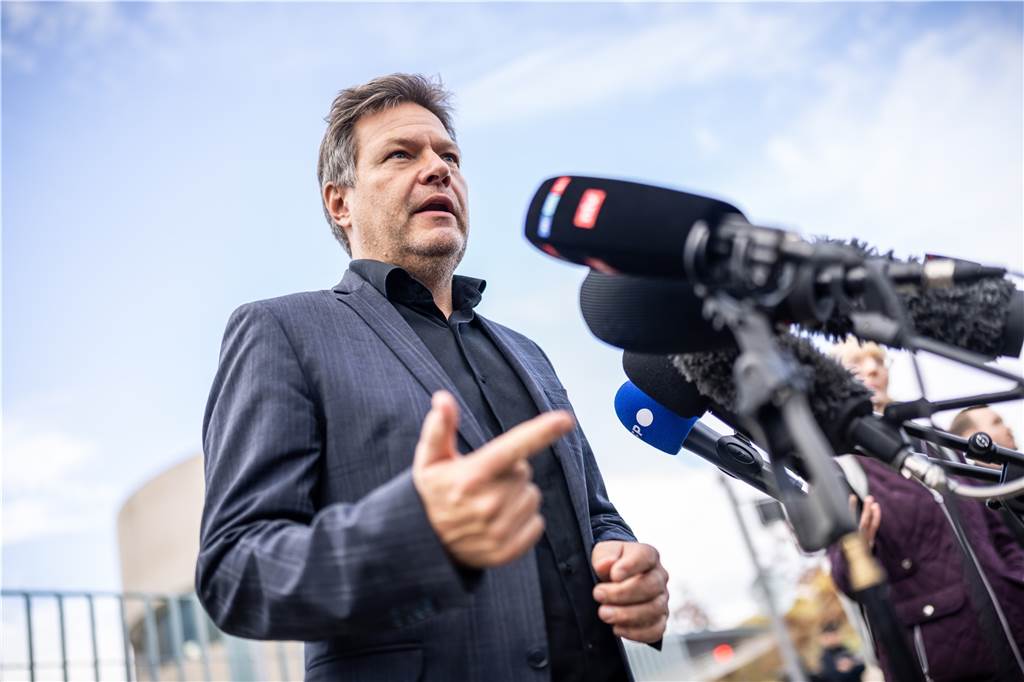 Bundesregierung verbietet Verkauf von Elmos-Fabrik an chinesischen Investor Robert Habeck, Bundesminister für Wirtschaft und Klimaschutz, hat sich am Mittwoch in Berlin zum Investitionsprüfverfahren zum geplanten Verkauf der Chip-Fertigung des Dortmunder Unternehmens Elmos geäußert.