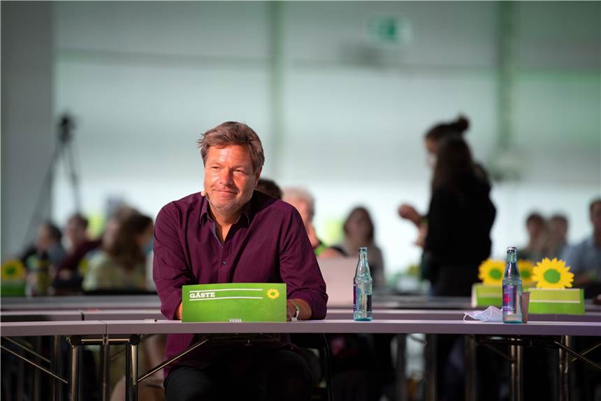 Klima und Krisen: Grüne werfen Regierung Versagen vor Robert Habeck, Bundesvorsitzender der Grünen, sitzt auf dem Parteitag in Nordrhein-Westfalen an einem Tisch. Gut einen Monat vor der Bundestagswahl wollen die NRW-Grünen in die heiße Phase des Wahlkampfes starten.
