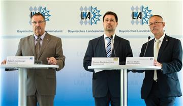 Robert Heimberger, Präsident des Bayerischen Landeskriminalamtes (v.l.), Thomas Steinkraus-Koch, Oberstaatsanwalt der Staatsanwaltschaft München, und Vize-Polizeipräsident Werner Feiler geben eine Pressekonferenz beim Bayerischen Landeskriminalamt (LKA) in München zur Schießerei am Olympia-Einkaufszentrum. 