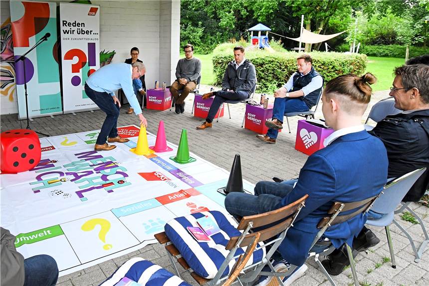 Robert Heinze (Marl, FDP) stellt ein gelbes Hütchen, die Mitbewerber (v.l.) Ulrike Eifels, Robin Conrad (Bündnis 90/Die Grünen), Brain Nickholt (SPD) und Lars Ehm (CDU) sind mit von der DGB-Würfelpartie.