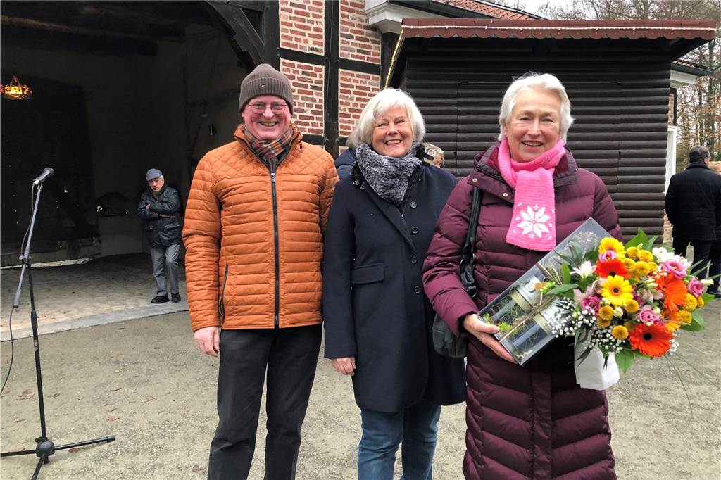 Der Krippenweg am Schloss Sythen ist nah am Zeitgeschehen Robert Hüser und Christine Henning dankten der Gründerin des Krippenweges, Bärbel Farwick (r.), mit Blumen für ihr besonderes Engagement.