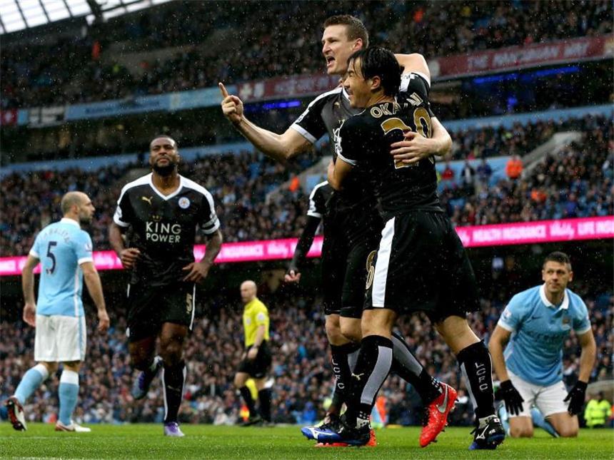«Gigant» Huth mit Leicester auf Titelkurs Robert Huth (M) feiert einen Treffer für Leicester City im Spiel gegen Manchester City. Foto: Nigel Roddis
