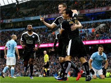 Robert Huth (M) feiert einen Treffer für Leicester City im Spiel gegen Manchester City. Foto: Nigel Roddis