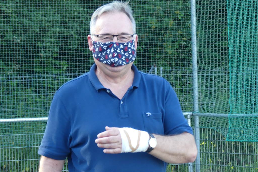 Fußball-Profi Kruska hat Spaß an Nachbarschaftshilfe Robert Janßen, Vorsitzender des FC Frohlinde, mit seiner verletzten Hand.