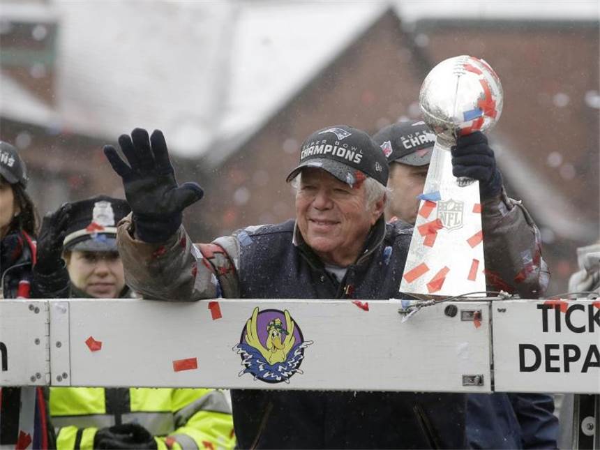 Patriots begeistert bei Super-Bowl-Parade in Boston gefeiert Robert Kraft, Besitzer der New England Patriots zeigt die Vince-Lombardi-Trophy. Foto: Steven Senne