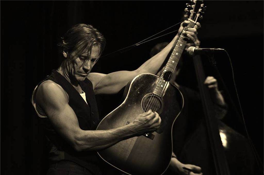 Robert LaRoche ist mit seinem "Robert LaRoche Acoustic Trio" im „Greif“.