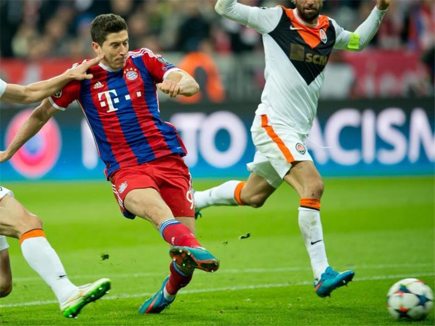 Bayern mit 7:0-Rekord ins Viertelfinale Robert Lewandowski macht das halbe Dutzend voll. Foto: Sven Hoppe