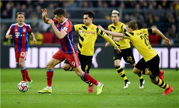 Robert Lewandowski - Torschütze zum 0:1 - setzt sich hier gegen Ilkay Gündogan, Kevin Kampl und Marcel Schmelzer durch.