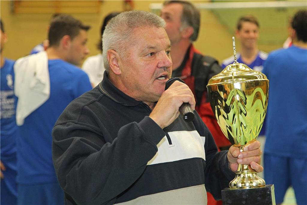 Castrop-Rauxeler Hallenstadtmeisterschaft: Finalist hatte Glück bei Einspruch, Fäuste flogen Robert Mathis, der Leiter der Sparte Fußball im Stadtsportverband, überreichte beim Titelkampf unter dem Hallendach die Pokale an die neuen Meister.