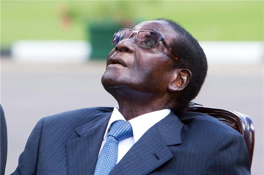 Mugabe nach Jahrzehnten an der Macht vor dem Aus Robert Mugabe im April während der Vereidigung des neuen Vorsitzenden des obersten Gerichtshofes in Harare. Foto: Tsvangirayi Mukwazhi