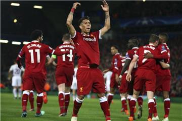 Roberto Firmino (M) hat seinen Vertrag beim FC Liverpool langfristig verlängert. Foto: Dave Thompson/AP