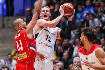 Robin Benzing (M) spielt am Serben Stefan Peno (l) vorbei den Ball zu seinem Teamkameraden Joshiko Saibou. Foto: Frank Rumpenhorst