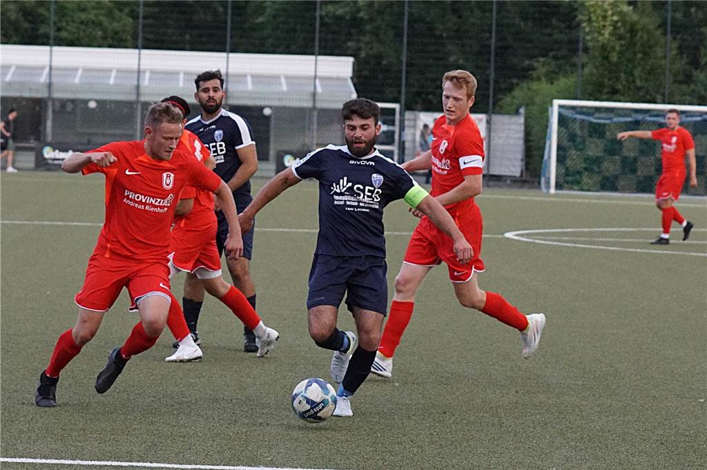 Robin Czaja (RWU in Rot - li.) kommt hier nicht an den Ball