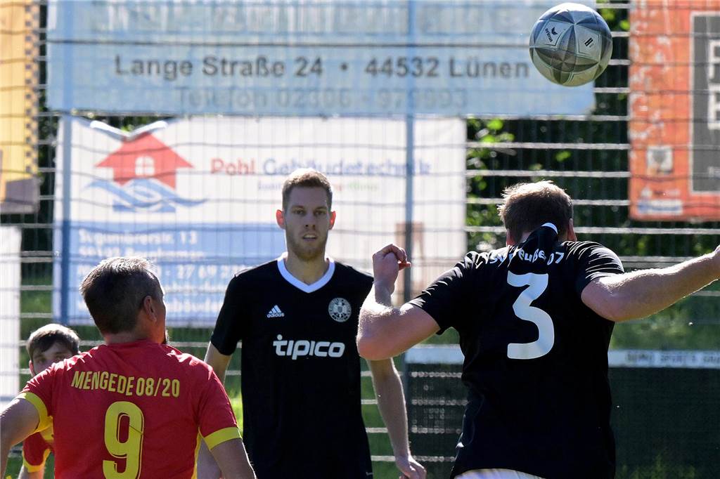 SV Preußen Lünen mit Siegesserie nach schwachem Start Robin Gastmeister steht auf dem Spielfeld.