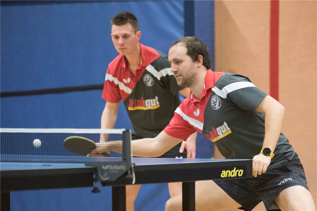 Allein unter Männern: Ein 14-Jähriger spielt Tischtennis bei der DJK Roland Rauxel Robin Gude (links) und Daniel Gerhards trainieren den jungen Paul Burkart bei der DJK Roland Rauxel.