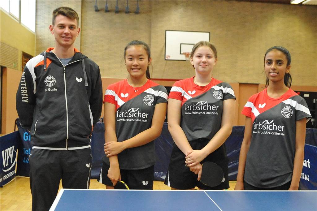 Roland Rauxel hat seine Mitgliederzahl binnen sechs Jahren verdoppelt Robin Gude mit dem künftigen Damen-Team: Nikie Chien, Mia Scharpenberg und Rijetha Sivanenthiran. Das erste Mal seit über 30 Jahren wird Roland Rauxel wieder eine Damen-Mannschaft stellen.