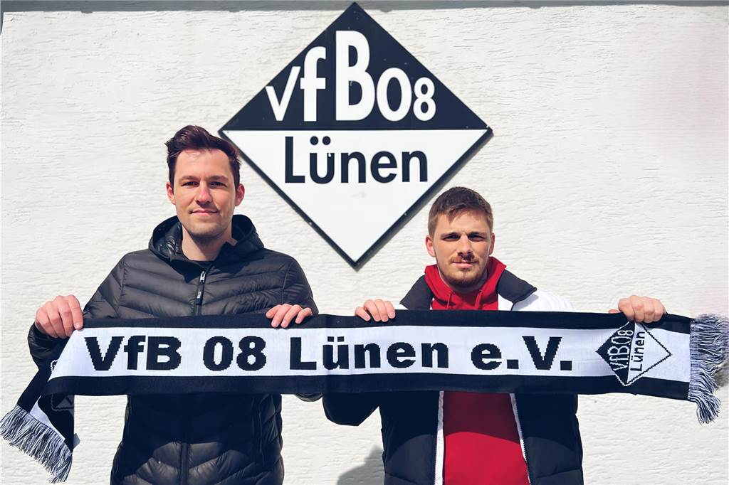 VfB Lünen verstärkt sich mit Robin Hagenmeyer und Pascal Beck Robin Hagenmeyer und Pascal Beck halten einen Schal des VfB Lünen hoch.