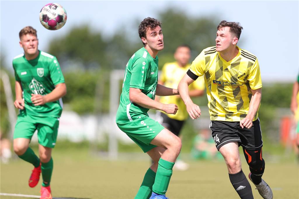 Ex-Lüner trifft bei neuem Klub wie er will: Eine Hauptrolle spielt Dennis Gerleve Robin Hagenmeyer (r.) stürmt seit Ende des Lockdowns für Westfalia Vinnum (r.)